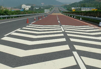 道路劃線施工中單懸臂標志牌怎么安裝